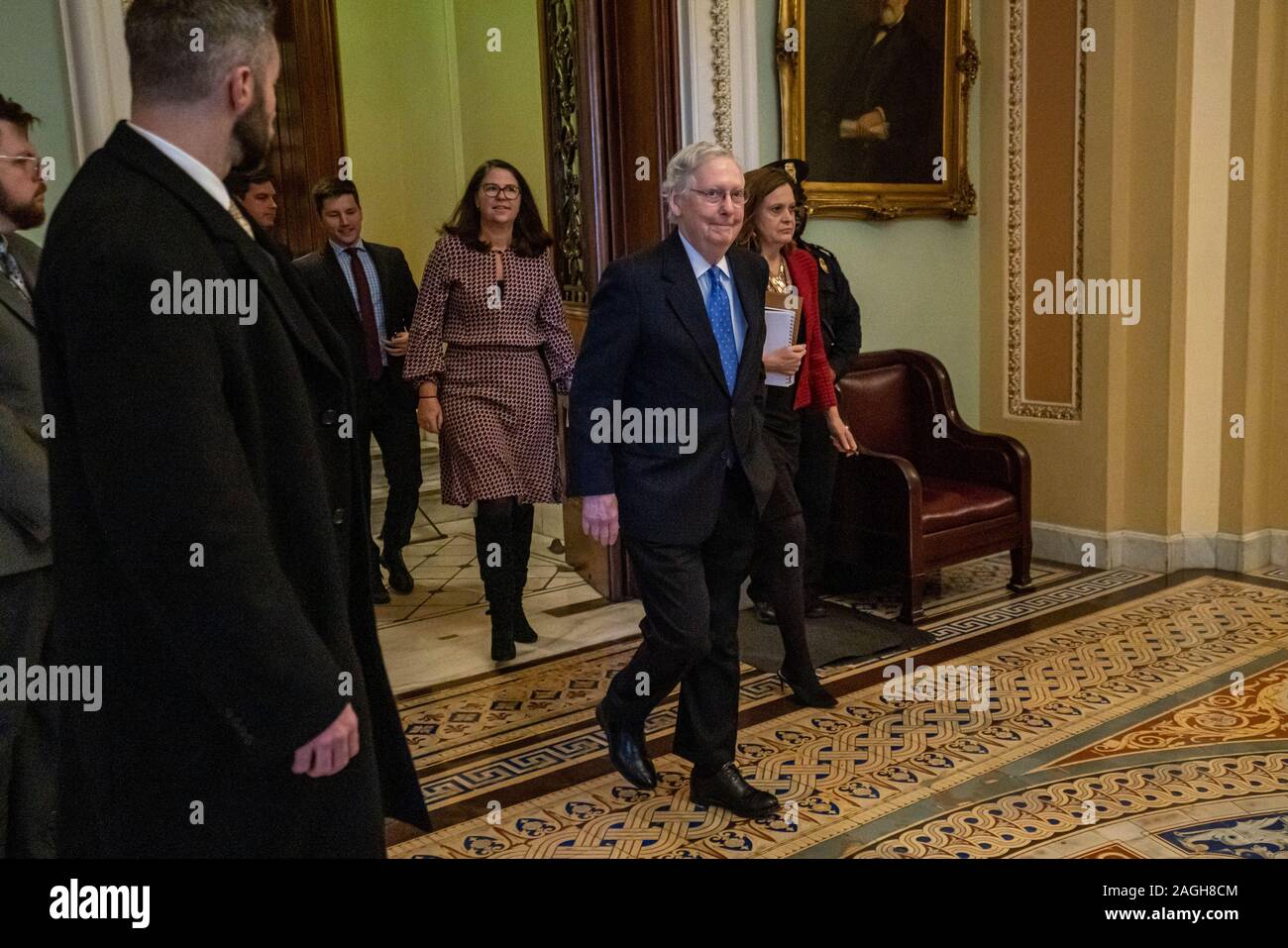 Washington DC, USA. 19. Dez 2019. Us-Senator Mehrheit Führer Mitch McConnell (R-KY) geht aus dem Haus, nach der gestrigen historischen Amtsenthebung des Präsidenten der Vereinigten Staaten Donald J. Trumpf 19 Dez. 2019 Washington DC. Foto: Ken Cedeño/Sipa USA Credit: Sipa USA/Alamy leben Nachrichten Stockfoto