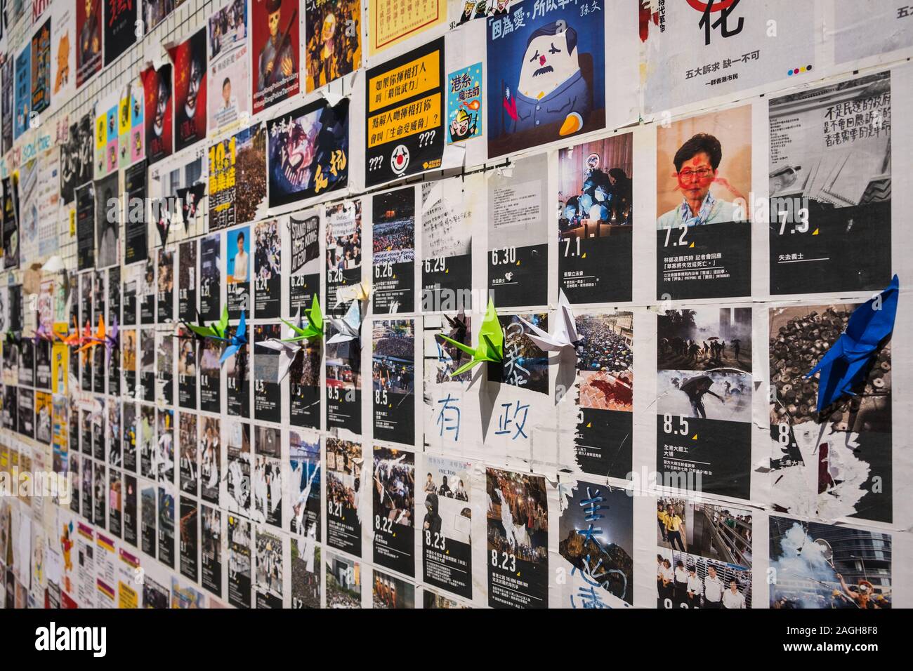 HongKong - November, 2019: Flyer, Bilder und origami Kraniche an Lennon Mauer in Hongkong während der 2019 HongKong Proteste Stockfoto