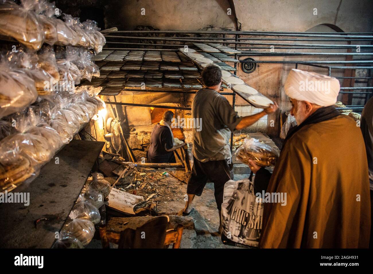 Brot backen im Souk, Reifen oder Sauer, Libanon Stockfoto