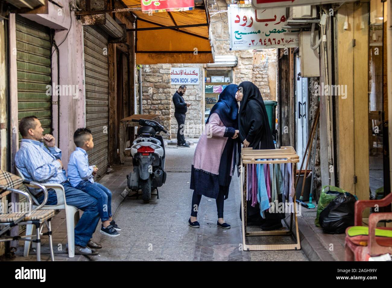 Ladenbesitzer Begrüßung eines Kunden, Souk, Reifen oder Sauer, Libanon Stockfoto