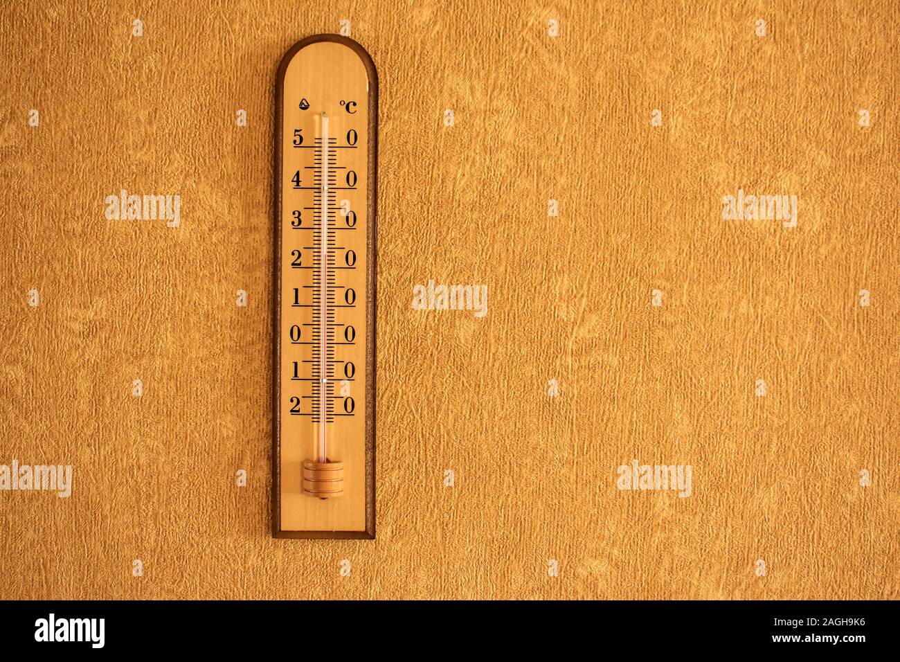 Thermometer Instrument mit Celsius Skala auf gelbe Wand Stockfoto