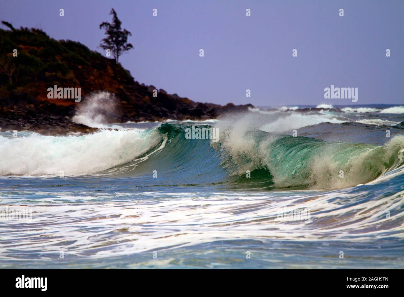 Beautiful Ocean Wave als bricht es entlang der Küste auf der Insel Kauai, Hawaii, USA. Stockfoto