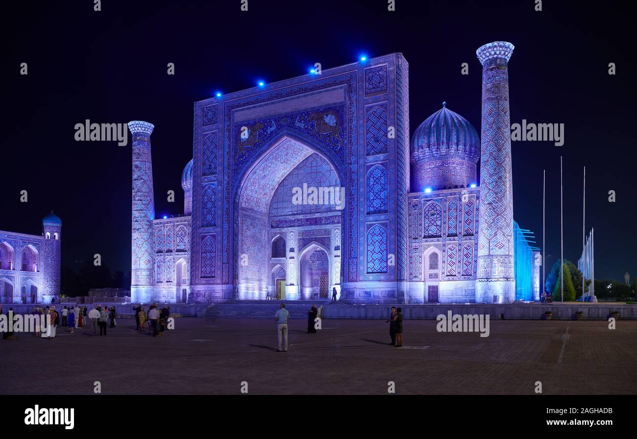 Sher-Dor-Medrese in bunt beleuchtete berühmten Registan von Samarkand, Usbekistan, in Zentralasien Stockfoto