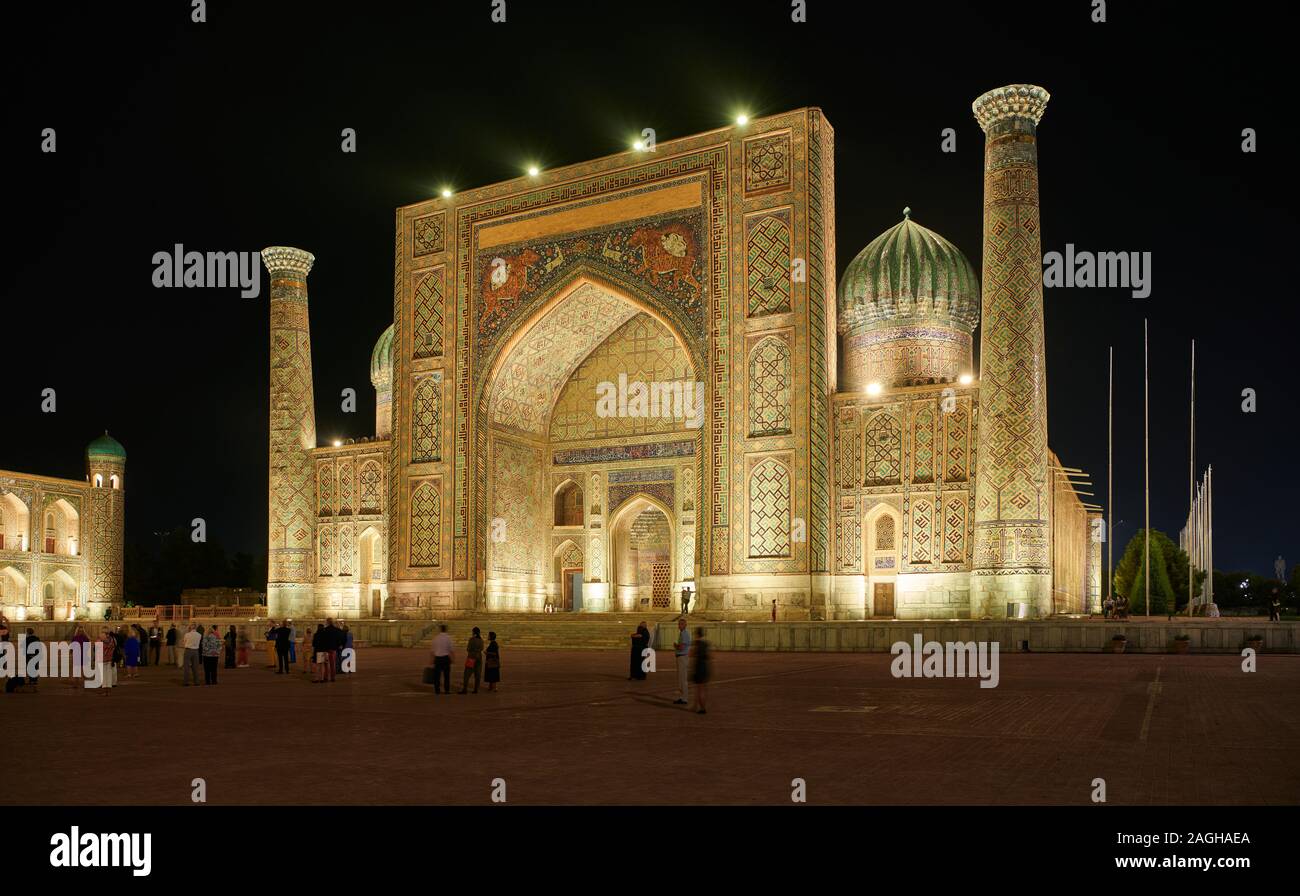 Sher-Dor-Medrese in bunt beleuchtete berühmten Registan von Samarkand, Usbekistan, in Zentralasien Stockfoto