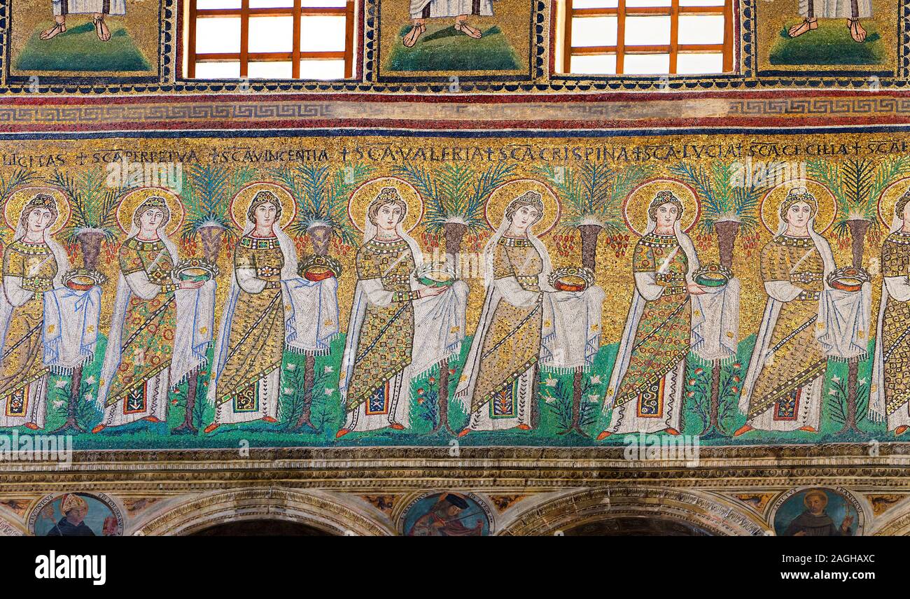 Byzantinische römischen Mosaiken, C. 561 AD, in der Basilika von Sant'Apollinare Nuovo, die 22 Jungfrauen, die von den heiligen drei Königen, Ravenna, Italien Stockfoto