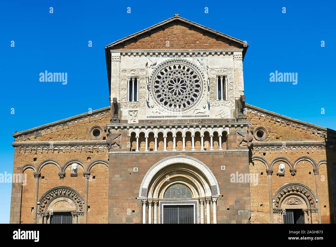 12. Jahrhundert Fassade der romanischen Basilika aus dem 8. Jahrhundert Kirche St. Peters, Tuscania, Latium, Italien Stockfoto