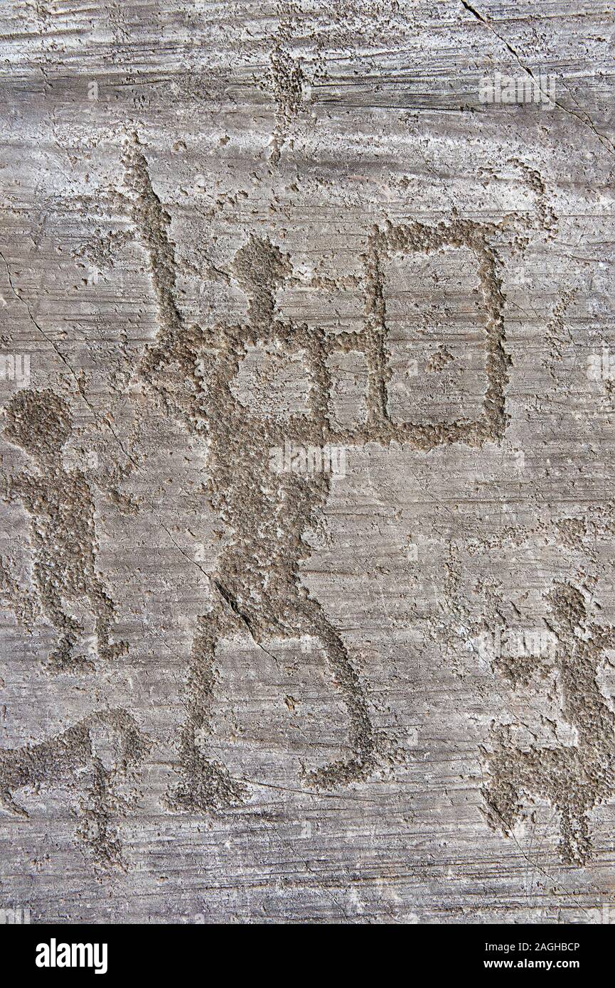 Petroglyph, Rock, Carving, der schematischen Krieger einen Schild und ein Schwert. Von den alten Camuni Menschen in der Eisenzeit geschnitzt. Stockfoto