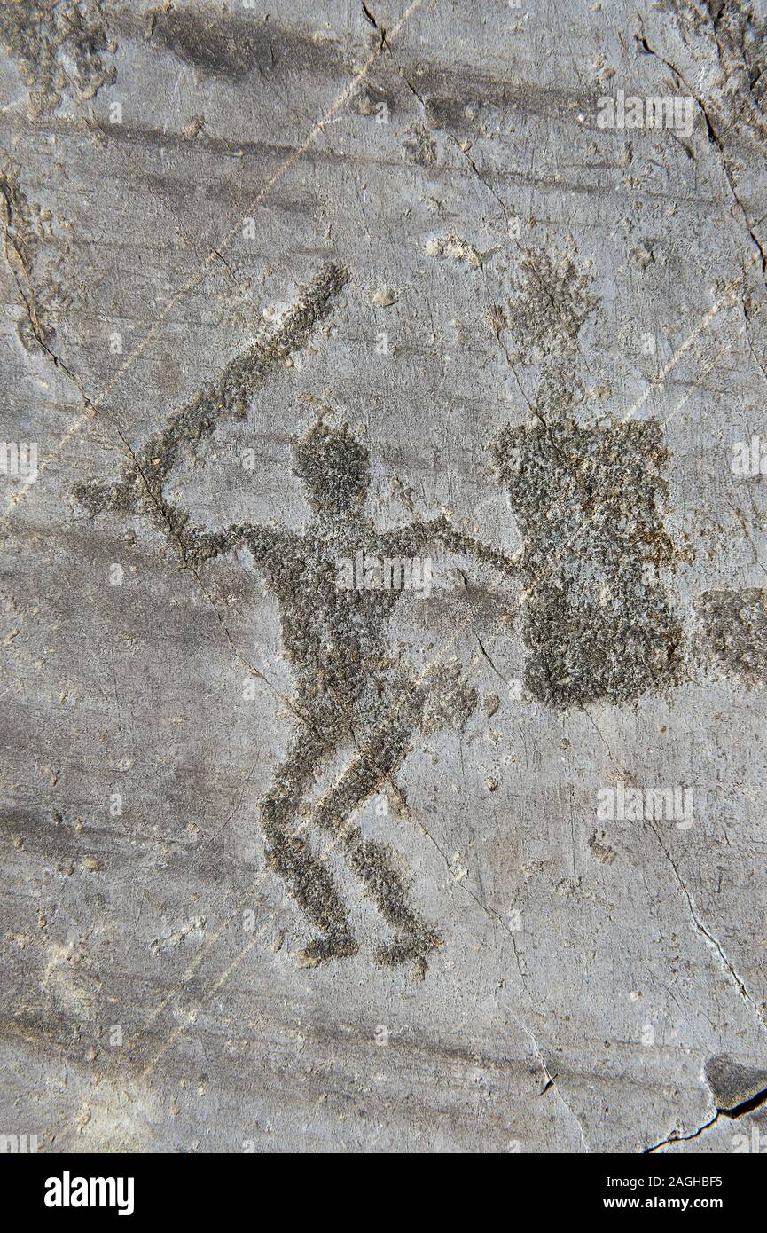Petroglyph, Rock, Carving, ein Krieger mit Schild und Schwert. Von den alten Camunni Menschen in der eisenzeit zwischen 1000-1200 v. Chr. geschnitzt. Rock Keine 24. Stockfoto