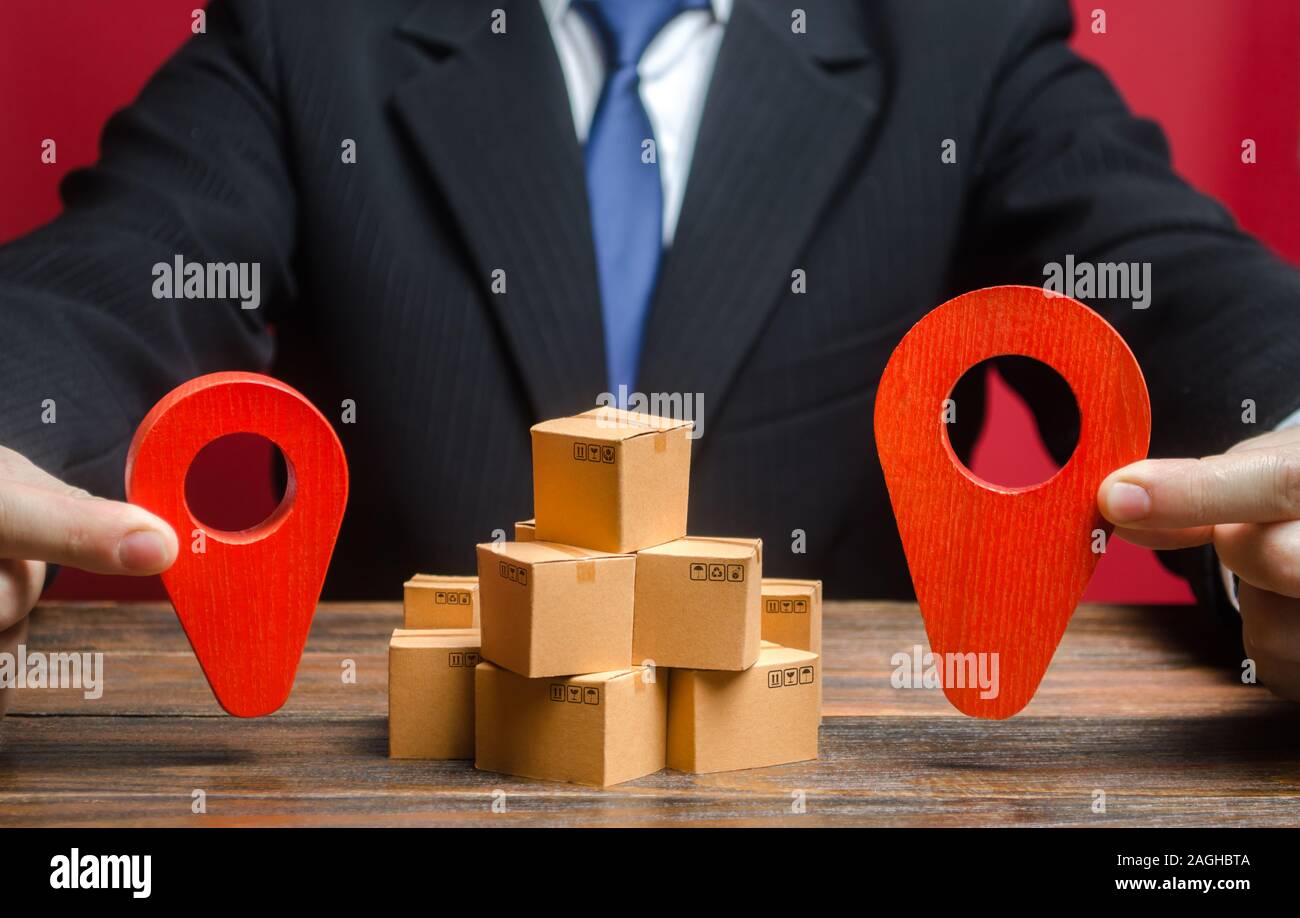 Ein Geschäftsmann setzt ein Ziel für die Warenanlieferung. Global Market und Business, importieren und exportieren. Handel in neuen Märkten. Verteilung, Fracht transp Stockfoto