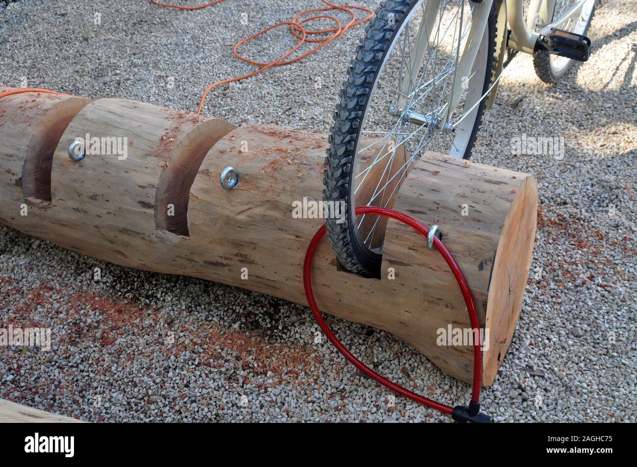 Ein Bike Rack aus einem Anmelden. Stockfoto