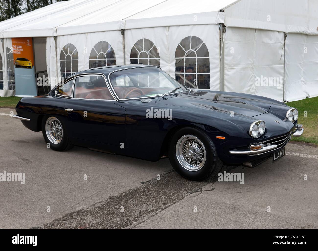 Seitenansicht eines seltenen, Blau, 1968, Lamborghini 400 2+2, auf Anzeige im Lamborghini Club UK Zone, der 2019 Silverstone Classic Stockfoto