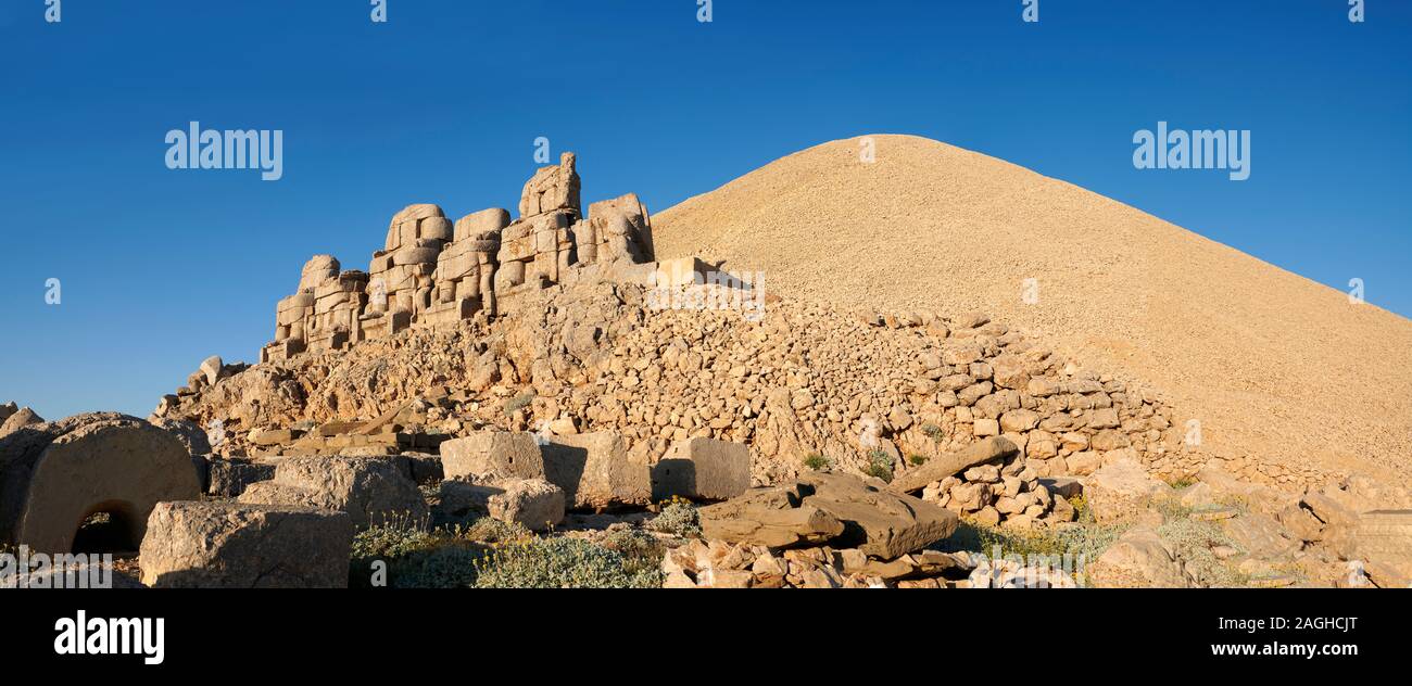 Headless sitzstatuen vor der steinernen Pyramide 62 BC Royal Grab von König Antiochos I Theos von Kommagene, Ost Terrasse, Berg Nemrut oder Nemrud Da Stockfoto