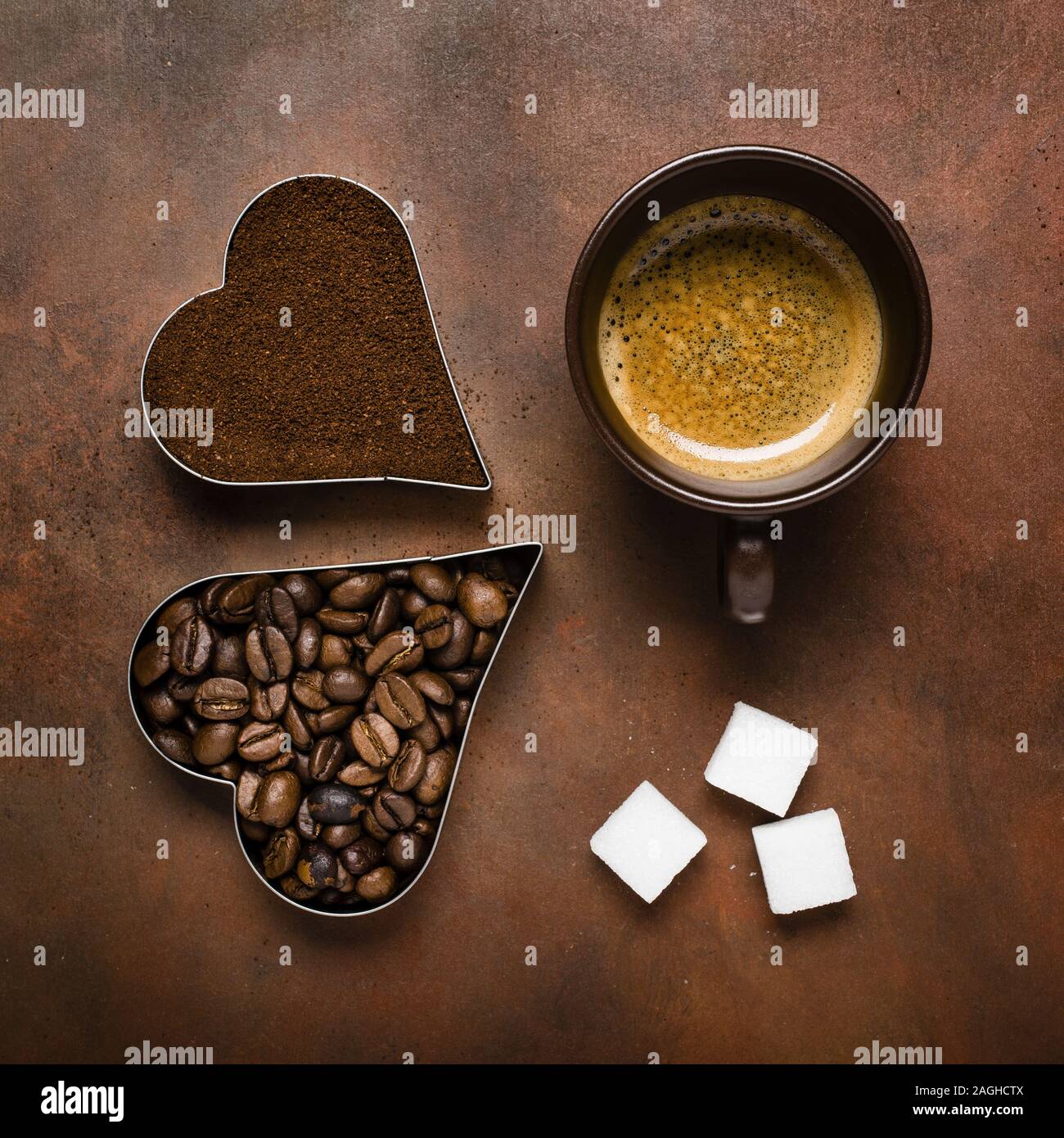 Gerösteten und gemahlenen Kaffeebohnen, und eine Tasse Espresso mit einem Blick von oben auf braunem Hintergrund Stockfoto