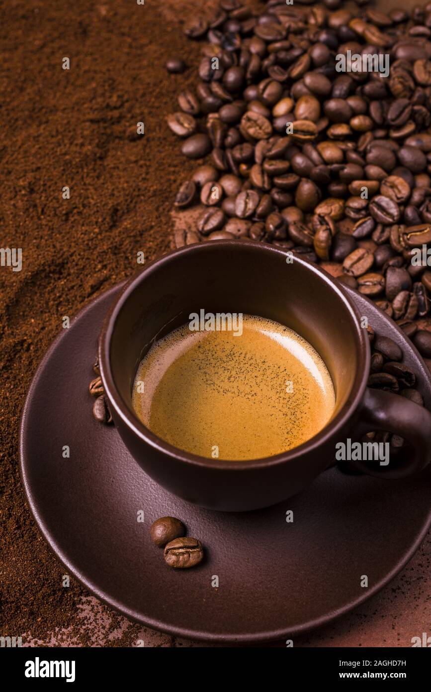 Leckere Tasse Kaffee im Vordergrund. Stockfoto