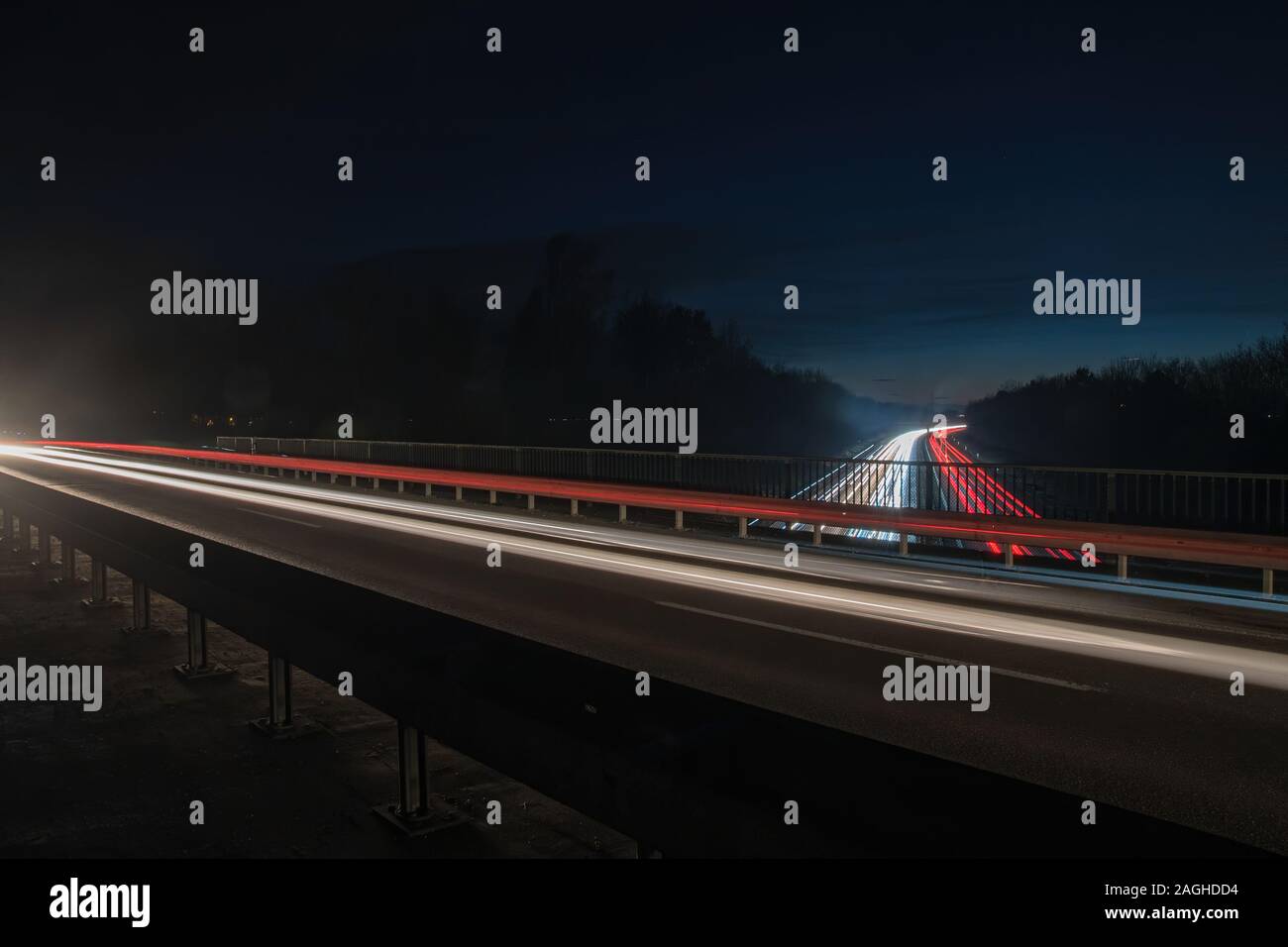 Autobahn in der Nacht mit dem Auto Lichtspuren Stockfoto
