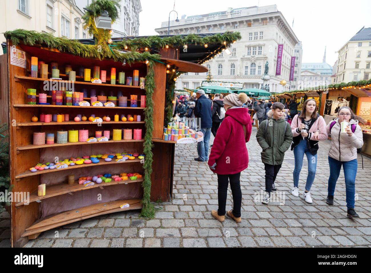 Menschen und Stände am Freyung Markt, Wiener Weihnachtsmarkt, Wien Österreich Europa Stockfoto