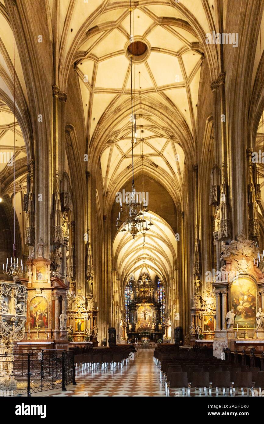 Stephansdom Wien Österreich - Interieur, Langhaus und Altar, Österreich Europa Stockfoto
