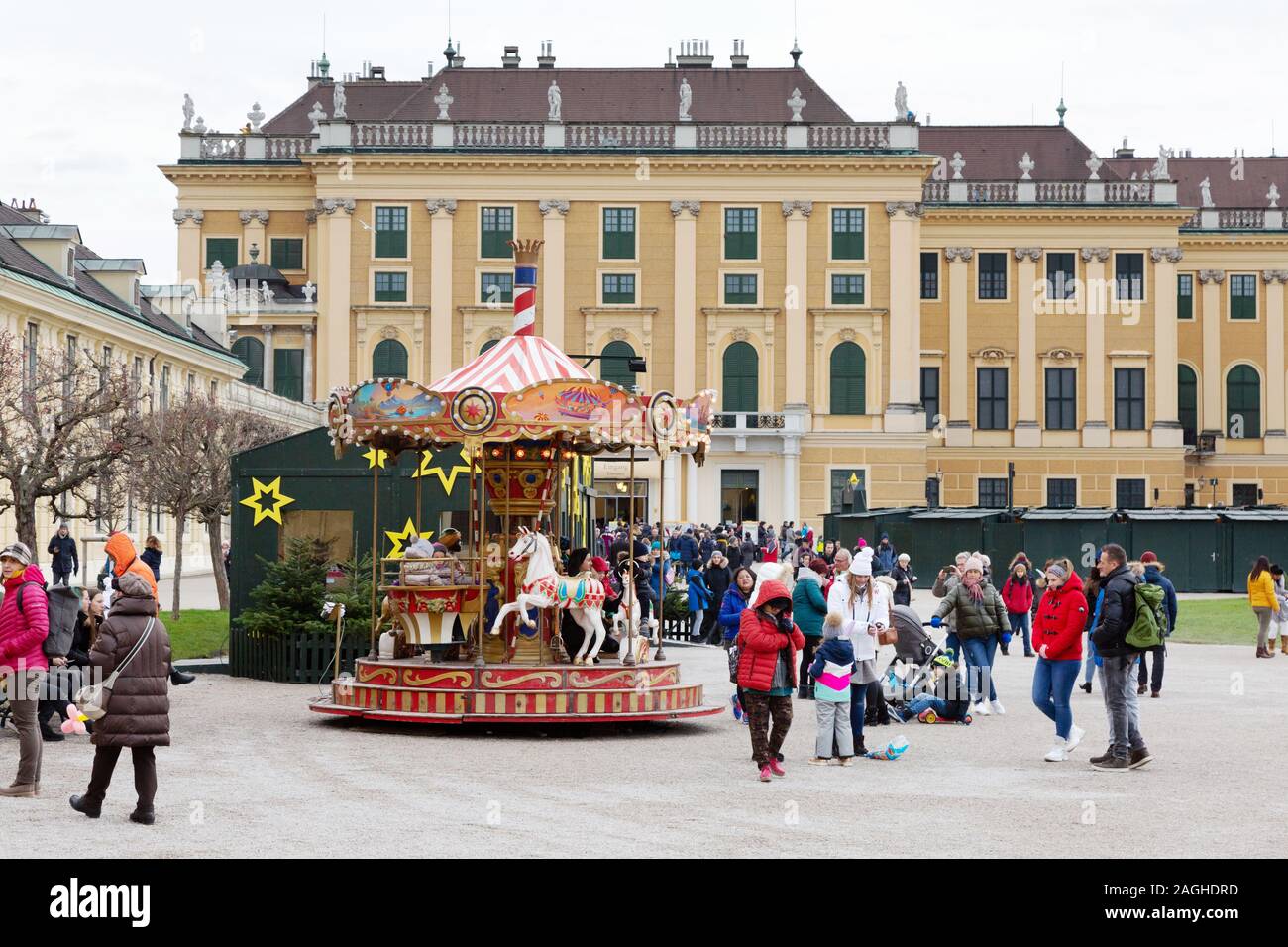 Wiener Weihnachtsmarkt; EIN Karussell und Menschen im Schloss Schönbrunn weihnachtsmarkt, Schloss Schönbrunn, Wien Österreich Europa Stockfoto
