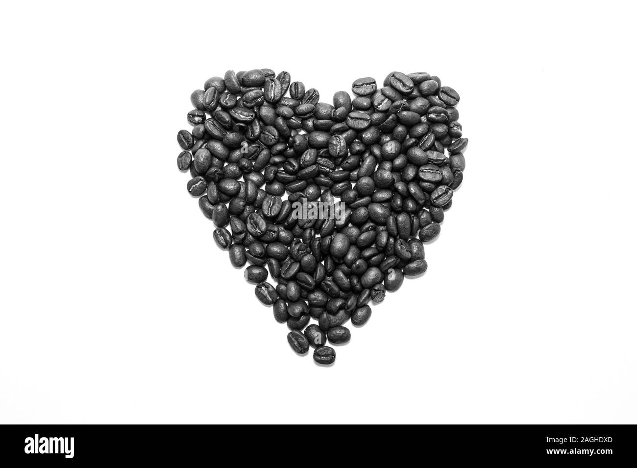 Herzform mit Kaffeebohnen über einem weißen Hintergrund erstellt Stockfoto