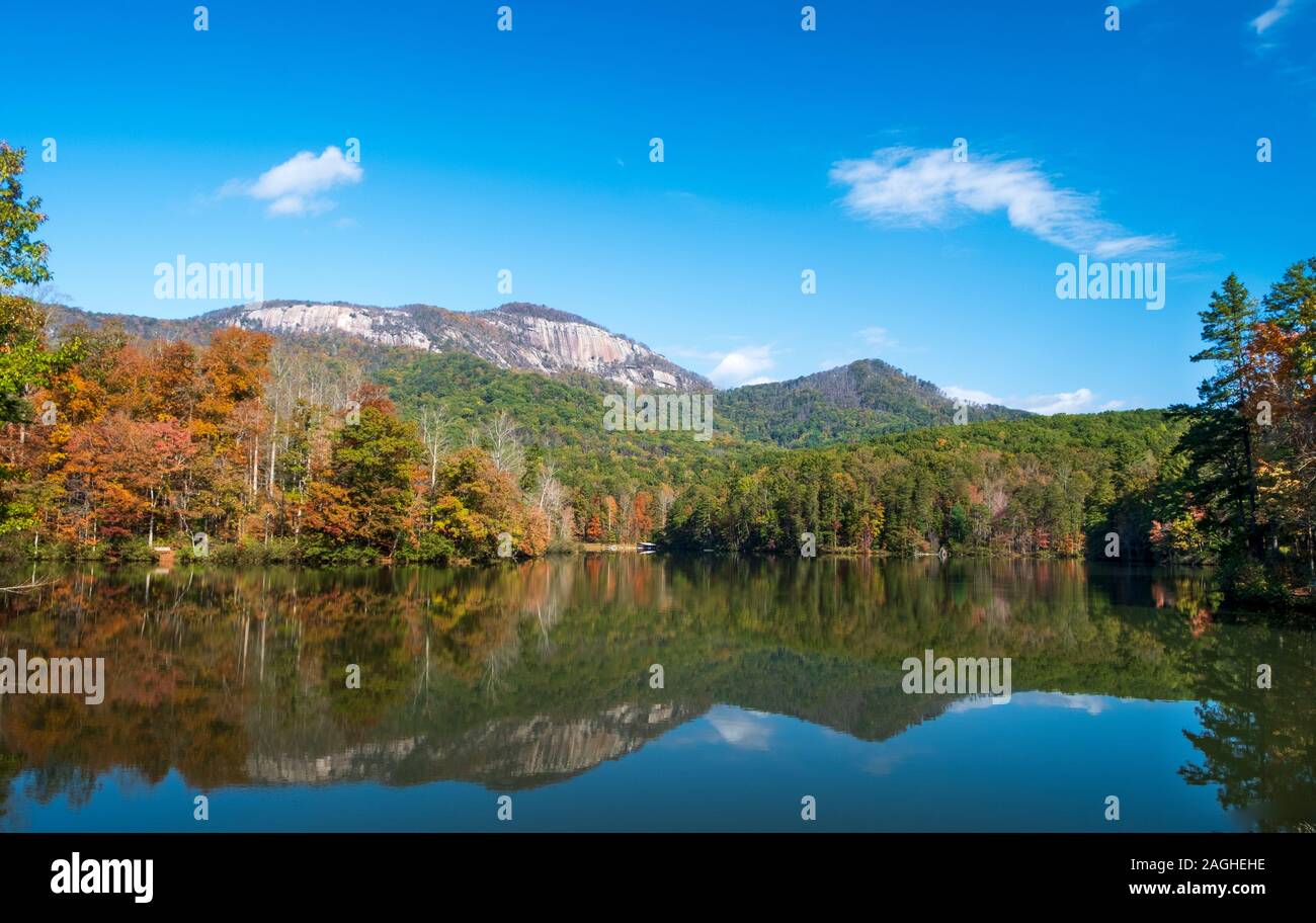 Herbst in Tabelle Rock State Park mit See, Pickens, South Carolina, USA Stockfoto