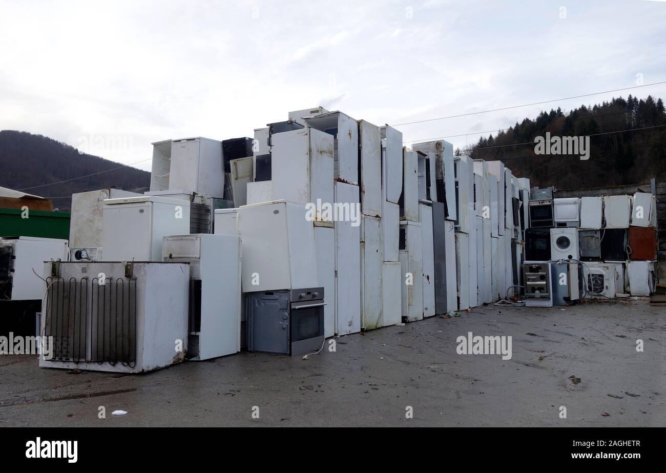 Ein Haufen entsorgt weiße Ware auf kommunaler Abfälle Depot. Slowenien Stockfoto