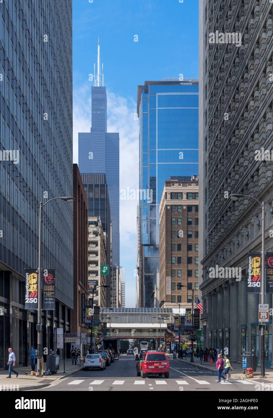Blick hinunter E Adams Street in Richtung der Willis Tower, Chicago, Illinois, USA. Die Straße ist der Beginn der Route 66. Stockfoto