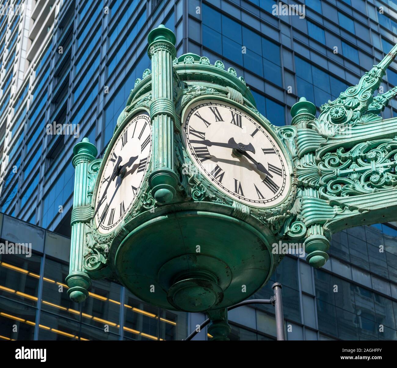 Uhr auf der Ecke des Marshall Field Kaufhaus Gebäude auf der State Street im Loop Viertel von Chicago, Illinois, USA. Stockfoto
