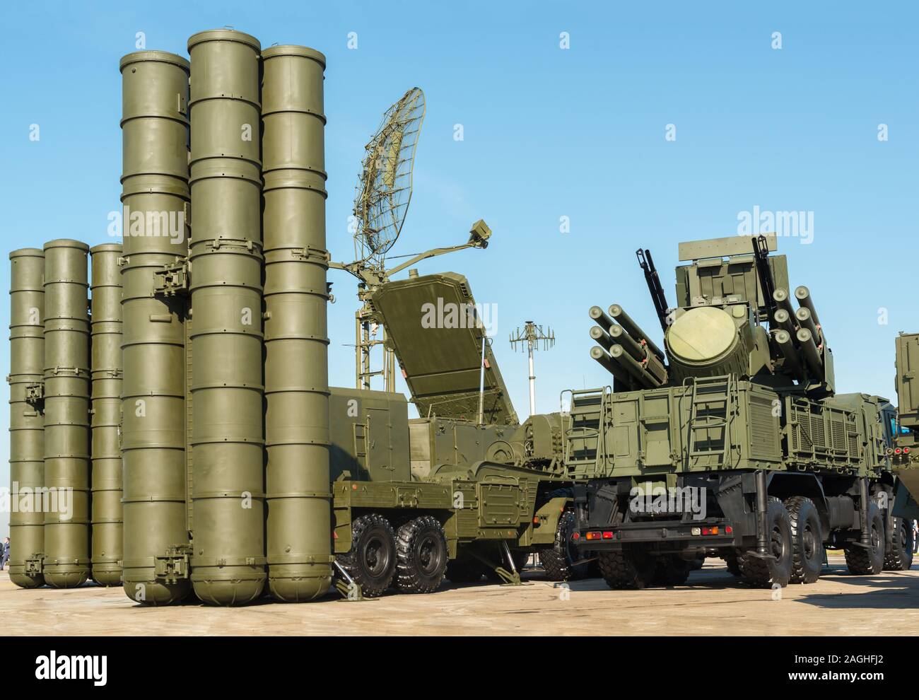 JET SYSTEM DER VOLLEY FEUER (MLRS), BMPT, SMERCH, s-300, pantsir-s1 Ausstellung in SCHUKOWSKI, Russland 2014. Stockfoto