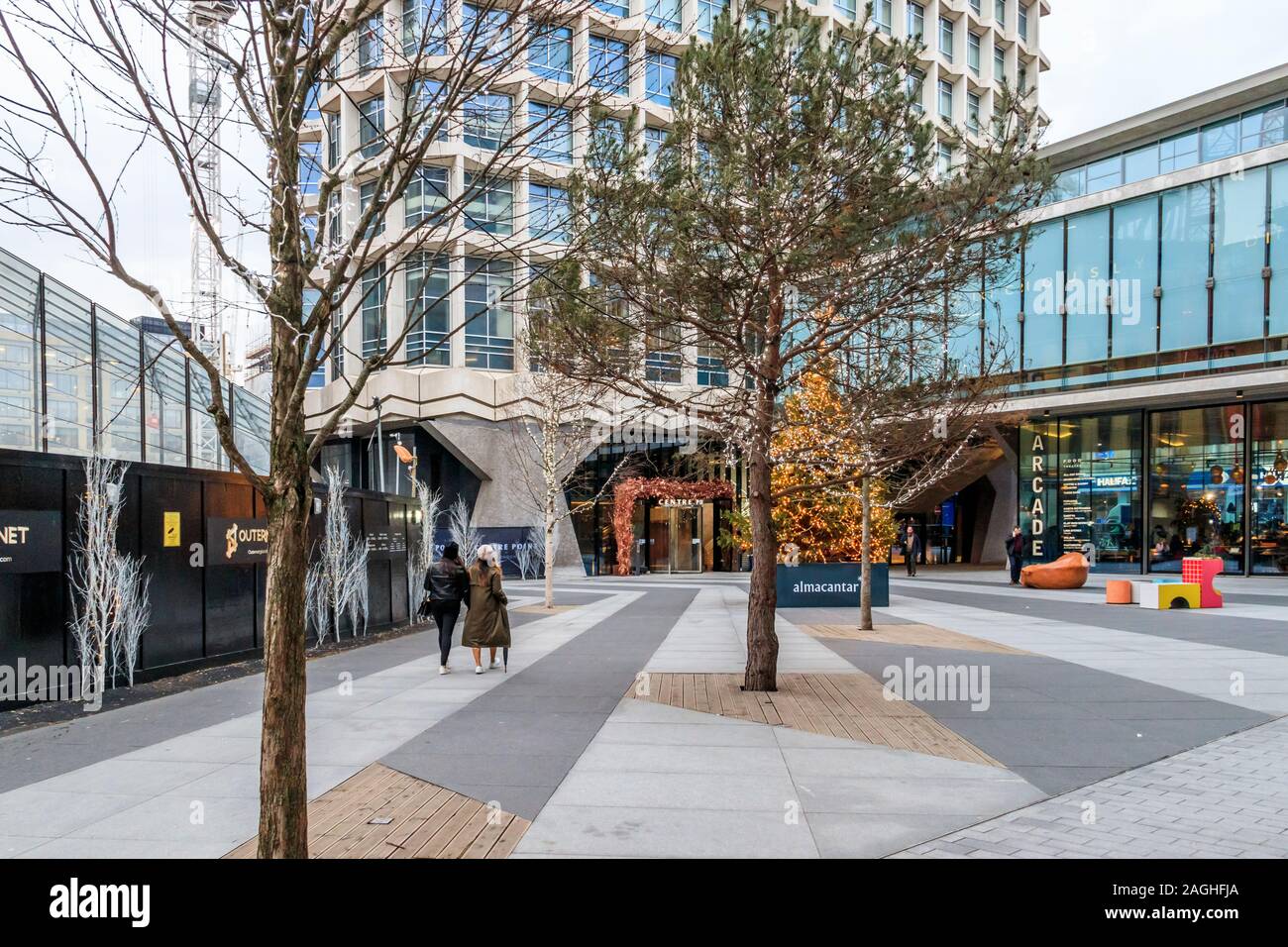 Weihnachtsbaum und Lichter von Mittelpunkt in St Giles Square, London, Großbritannien Stockfoto