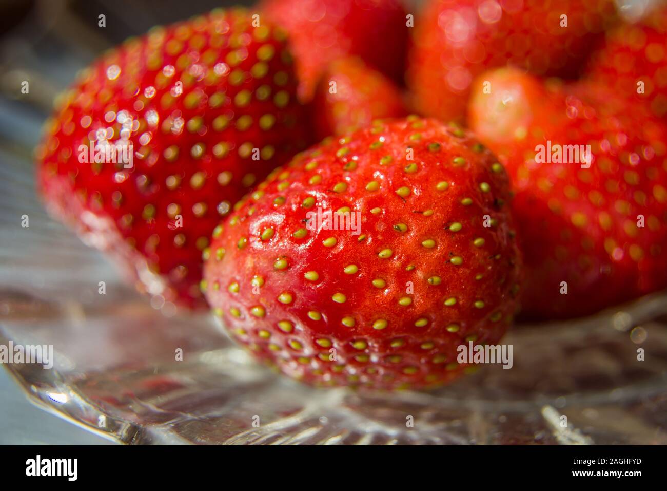 Rot groß und frische Erdbeeren auf einer Glasplatte: Detailansicht Stockfoto