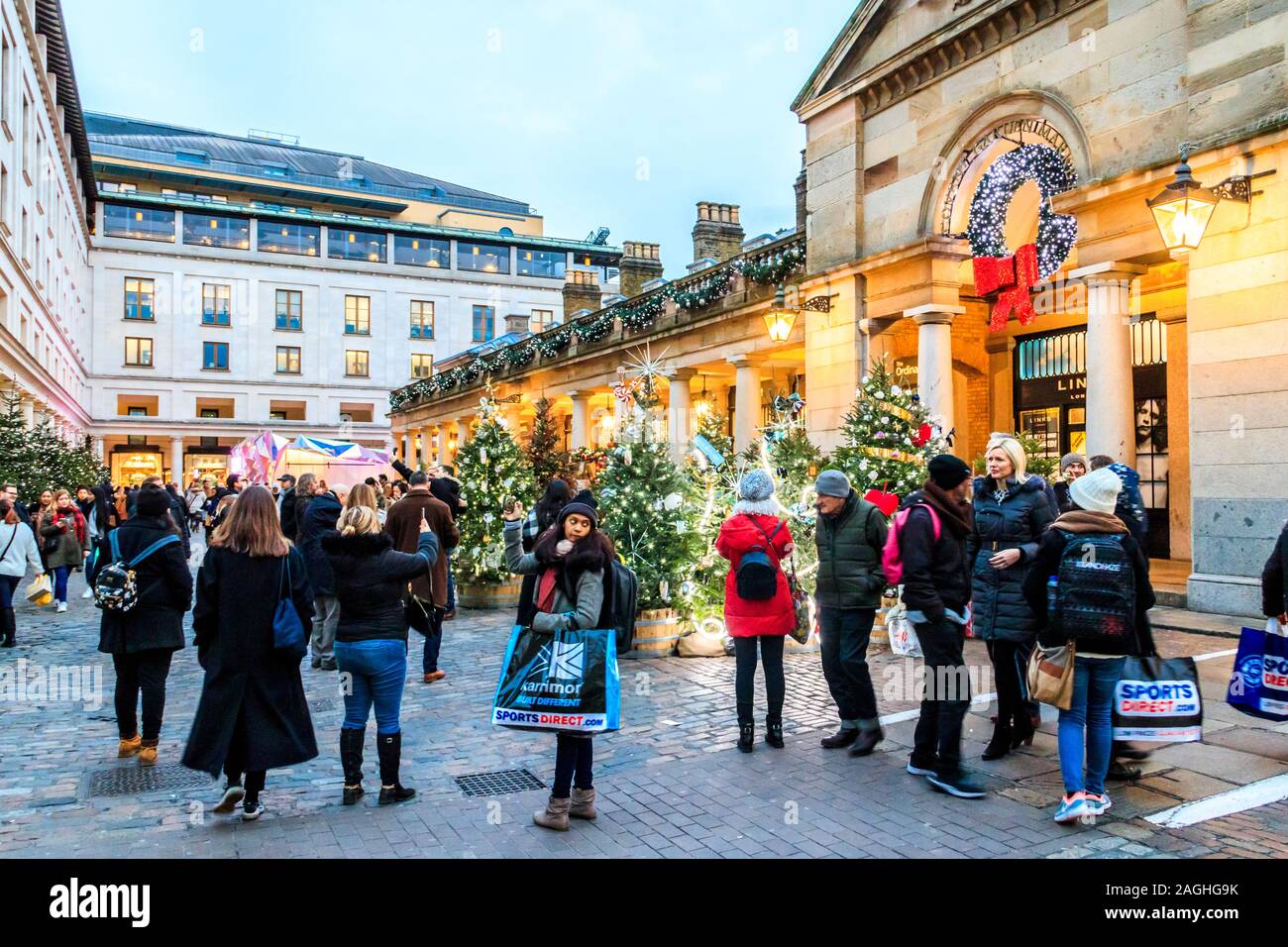 Käufer und Touristen in Covent Garden, London, UK Stockfoto