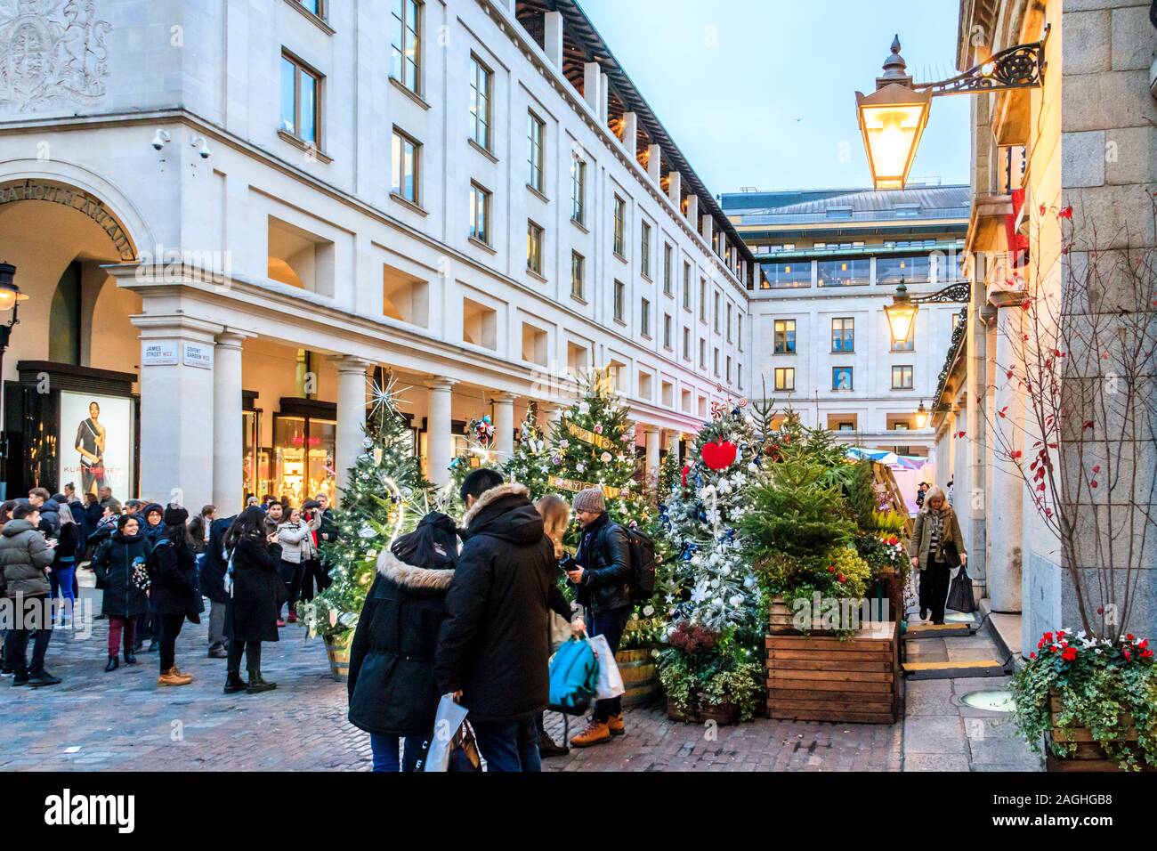 Käufer und Touristen in Covent Garden, London, UK Stockfoto