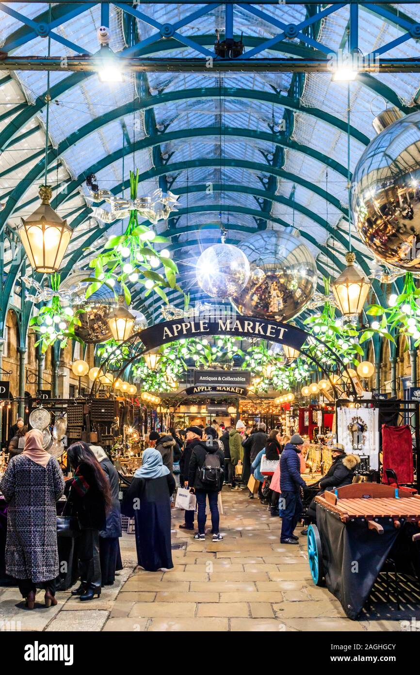 Käufer und Touristen im Hallenbad Apple Markt in Covent Garden, London, UK Stockfoto