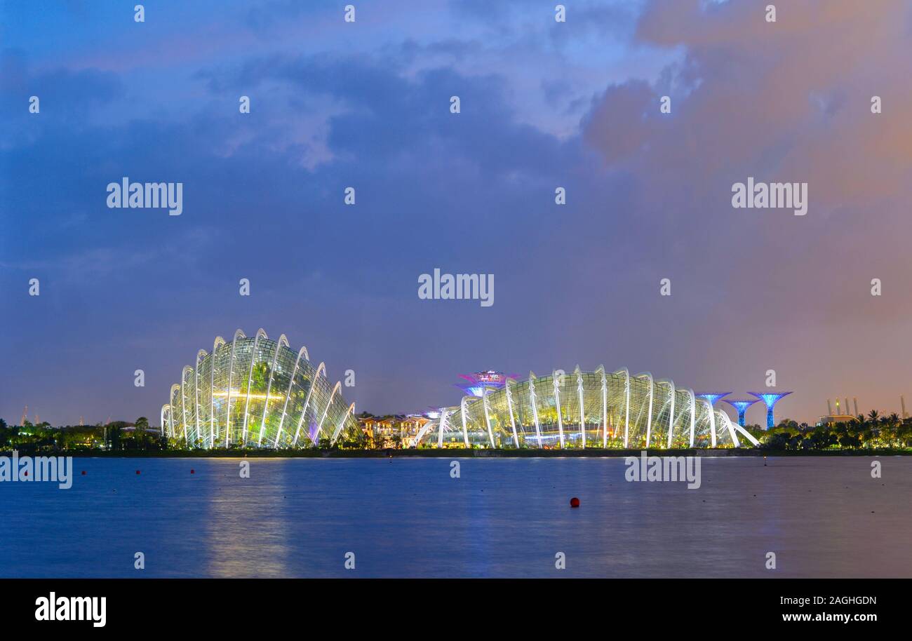 Singapur - Februar 16, 2017: Blick auf die Gärten an der Bucht in Singapur in der Dämmerung Stockfoto