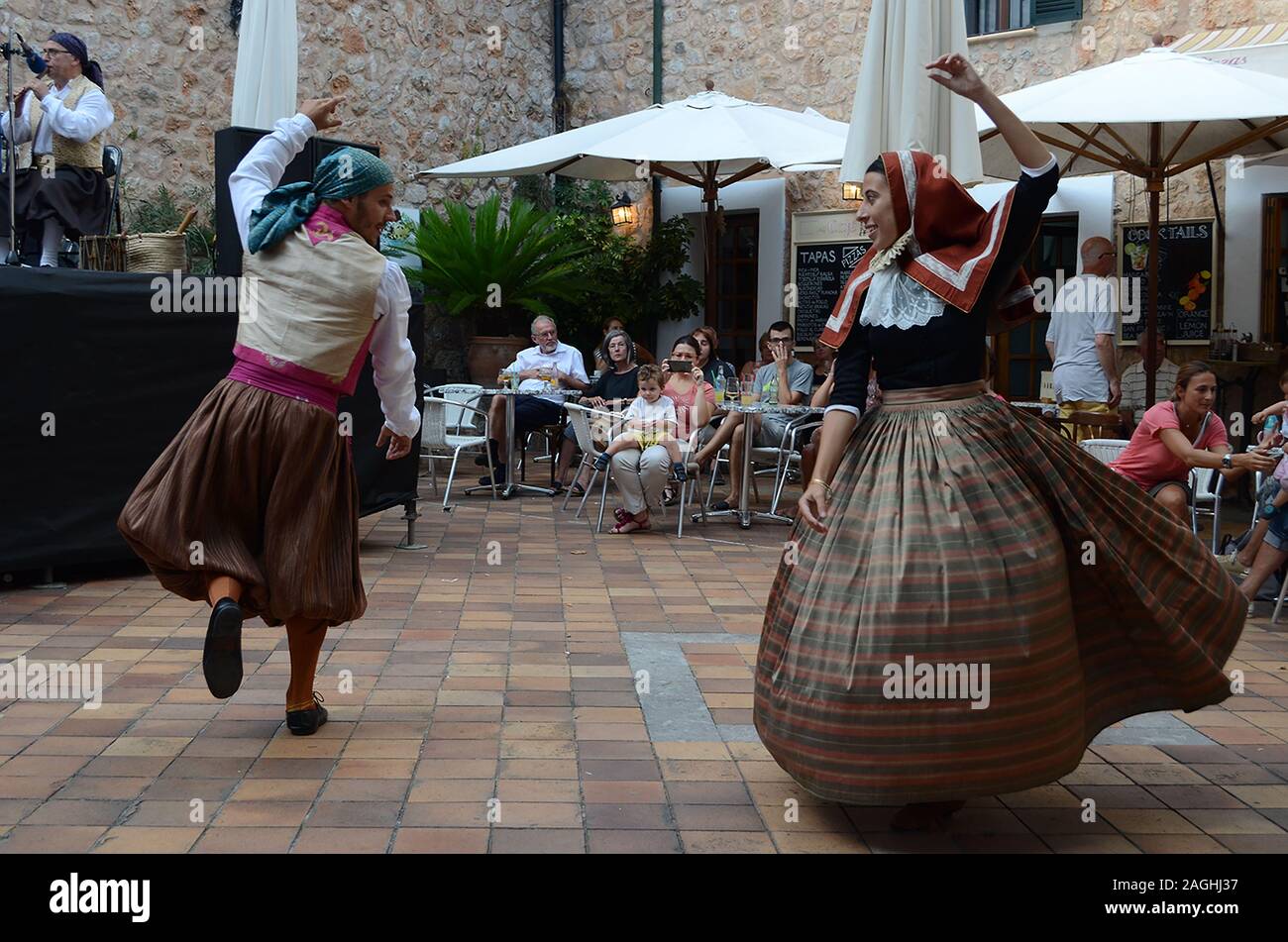 Fornalutx, Mallorca/Spanien, September 5/2015; Schutzpatron Partei in der Stadt von Fornalutx. Tanzen Jota. folkloristische Tänzer auf Mallorca. Balearische Inseln Stockfoto