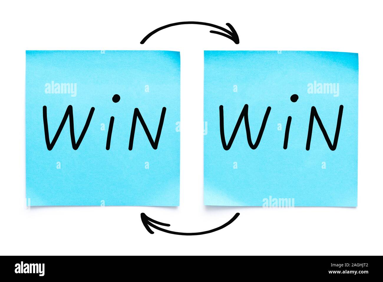 Handschriftliche Win-Win-Strategie oder einer Situation, das auf zwei blau Haftnotizen auf weißem Hintergrund. Stockfoto