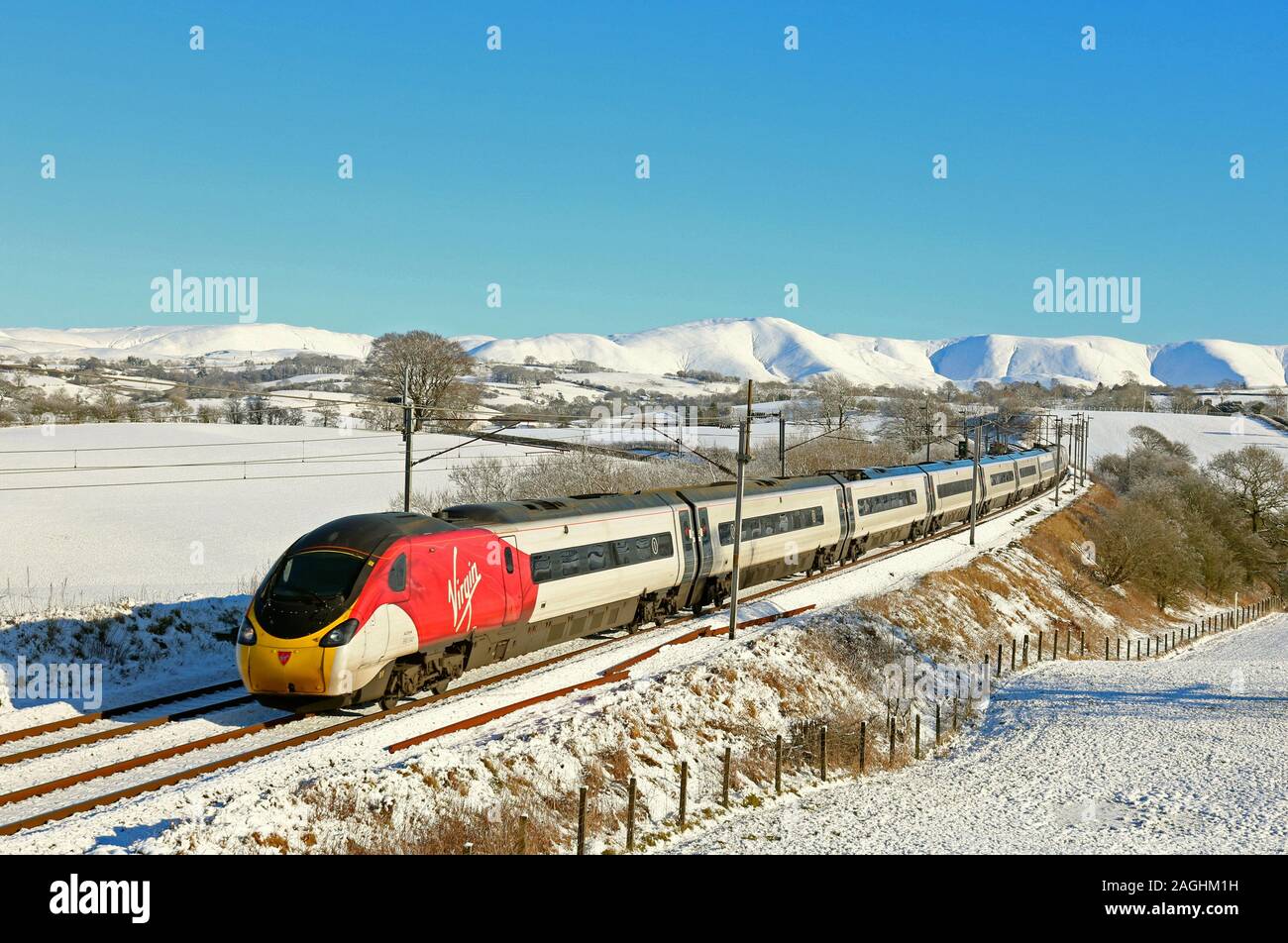 Virgin Trains Pendolino 390040 in der neuesten Farbgebung an einem verschneiten Docker, Wcml am 31.1.19 mit 9 M54 1052 Edinburgh nach London Euston service Stockfoto