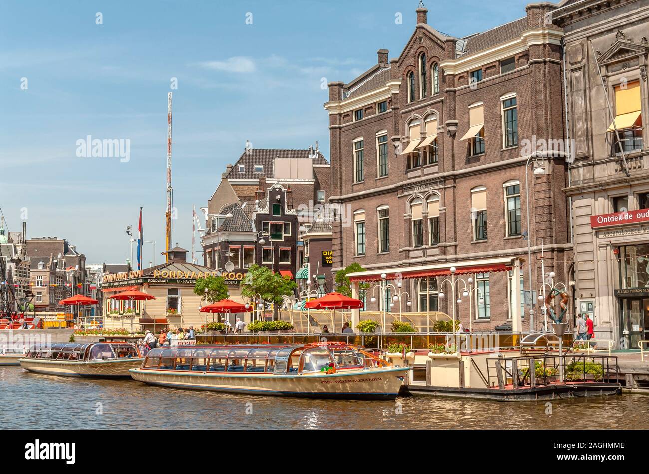 Sightseeing-Boote in einem Wasserkanal im Stadtzentrum von Amsterdam, Niederlande Stockfoto