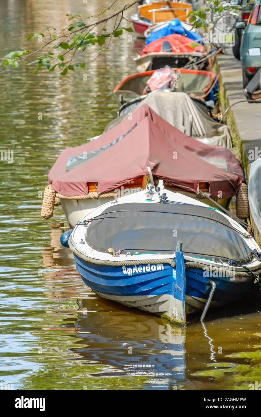 Ruderboote in einem Kanal im Zentrum von Amsterdam, Niederlande Stockfoto