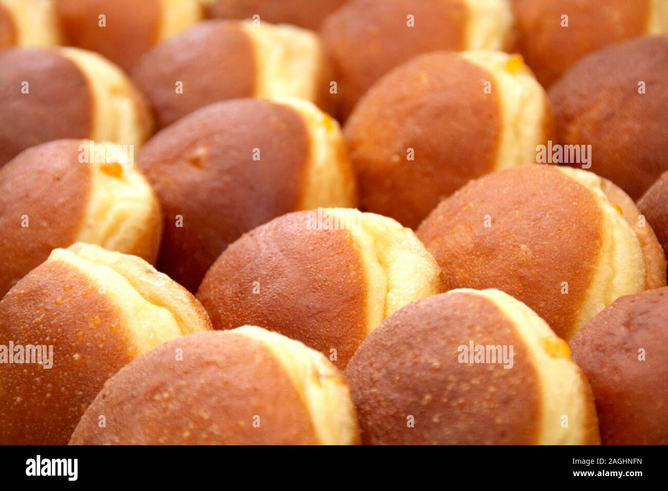 Viele frische hausgemachte österreichische Karneval Donuts sogenannten Österreichischen Faschingskrapfen oder Berliner, süße Krapfen mit Marillenmarmelade gefüllt. schließen Stockfoto