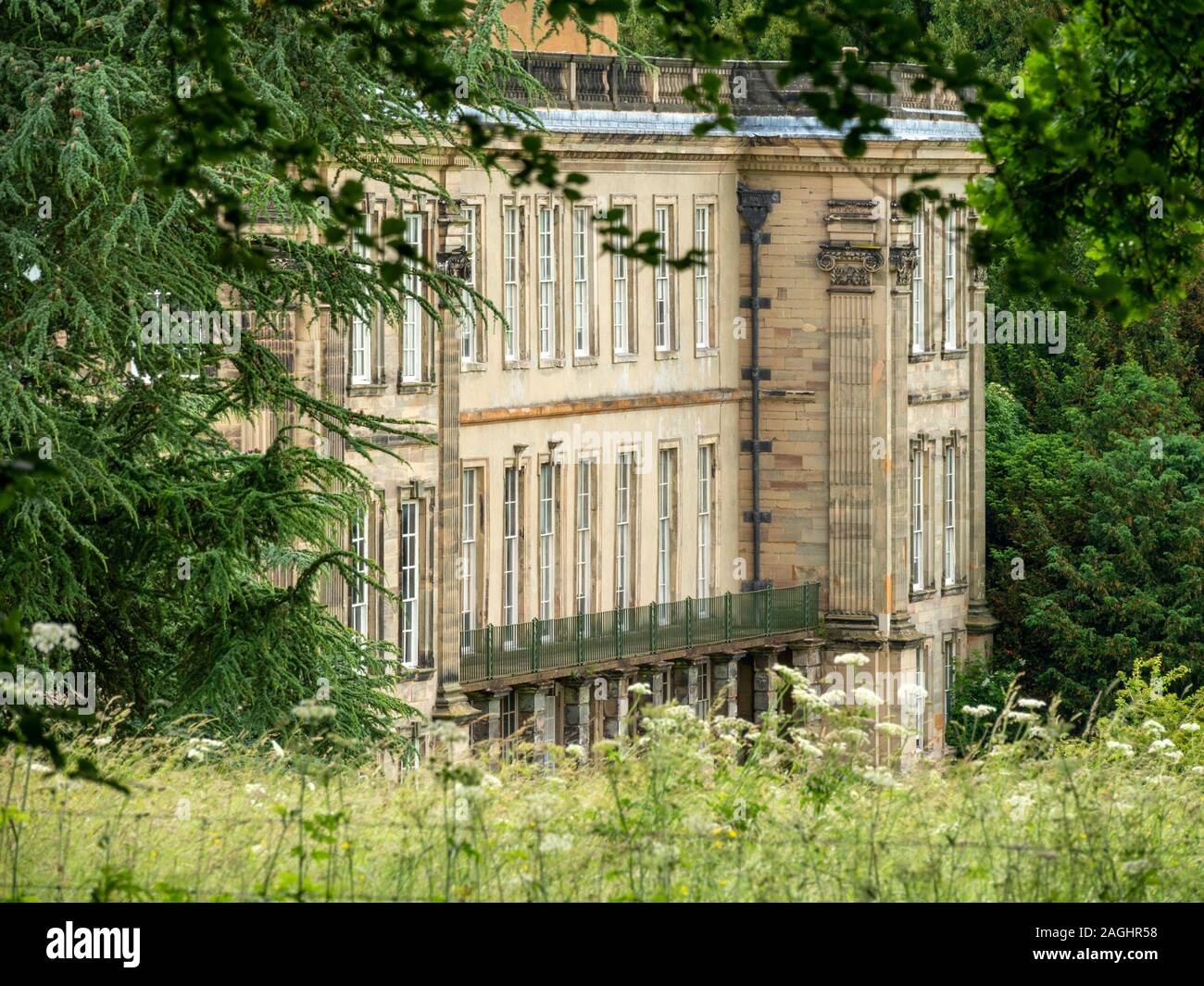 Ferne Aussicht auf Calke Abbey Herrenhaus durch Bäume, Ticknall Derbyshire, England, Großbritannien Stockfoto