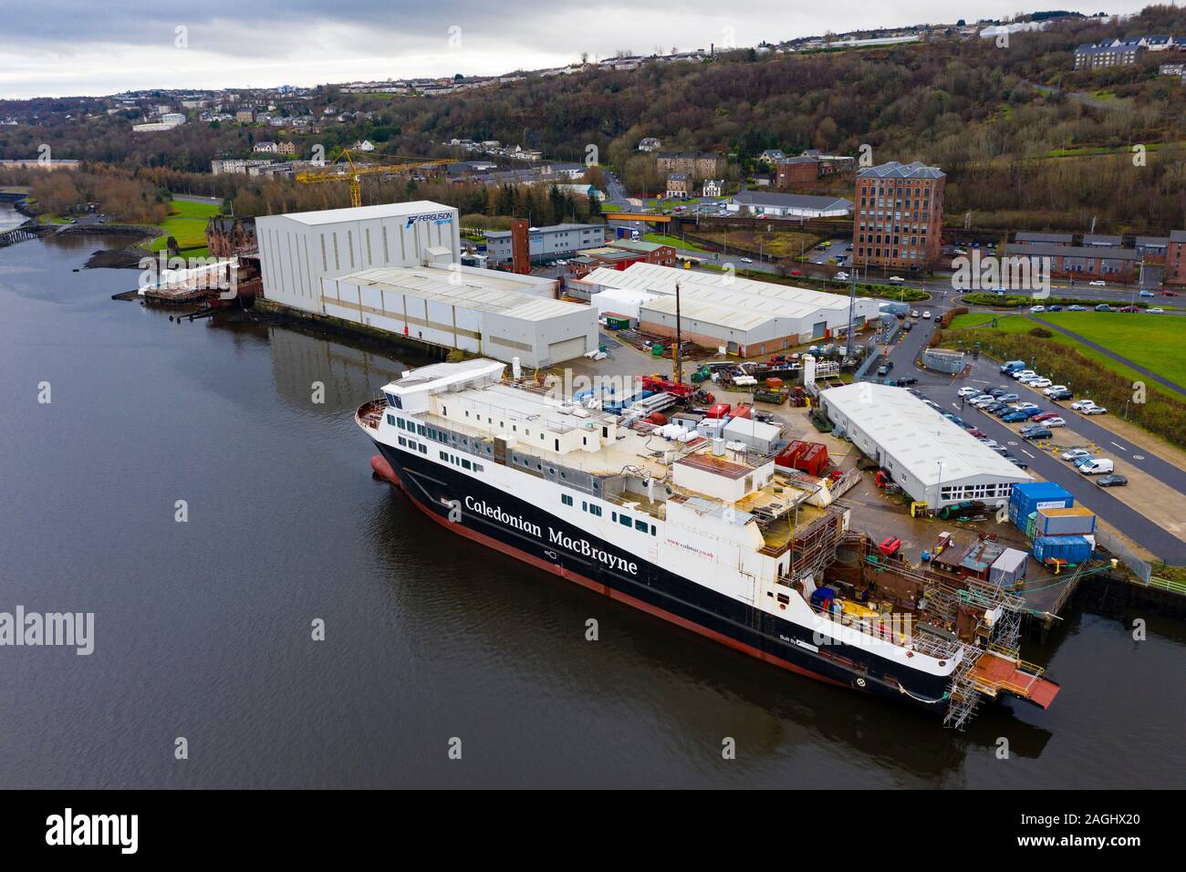 Luftaufnahme von kürzlich verstaatlicht Ferguson Marine Werft und Calmac Fähre Glen Sannox auf dem Clyde in Port Glasgow, Schottland, Großbritannien Stockfoto