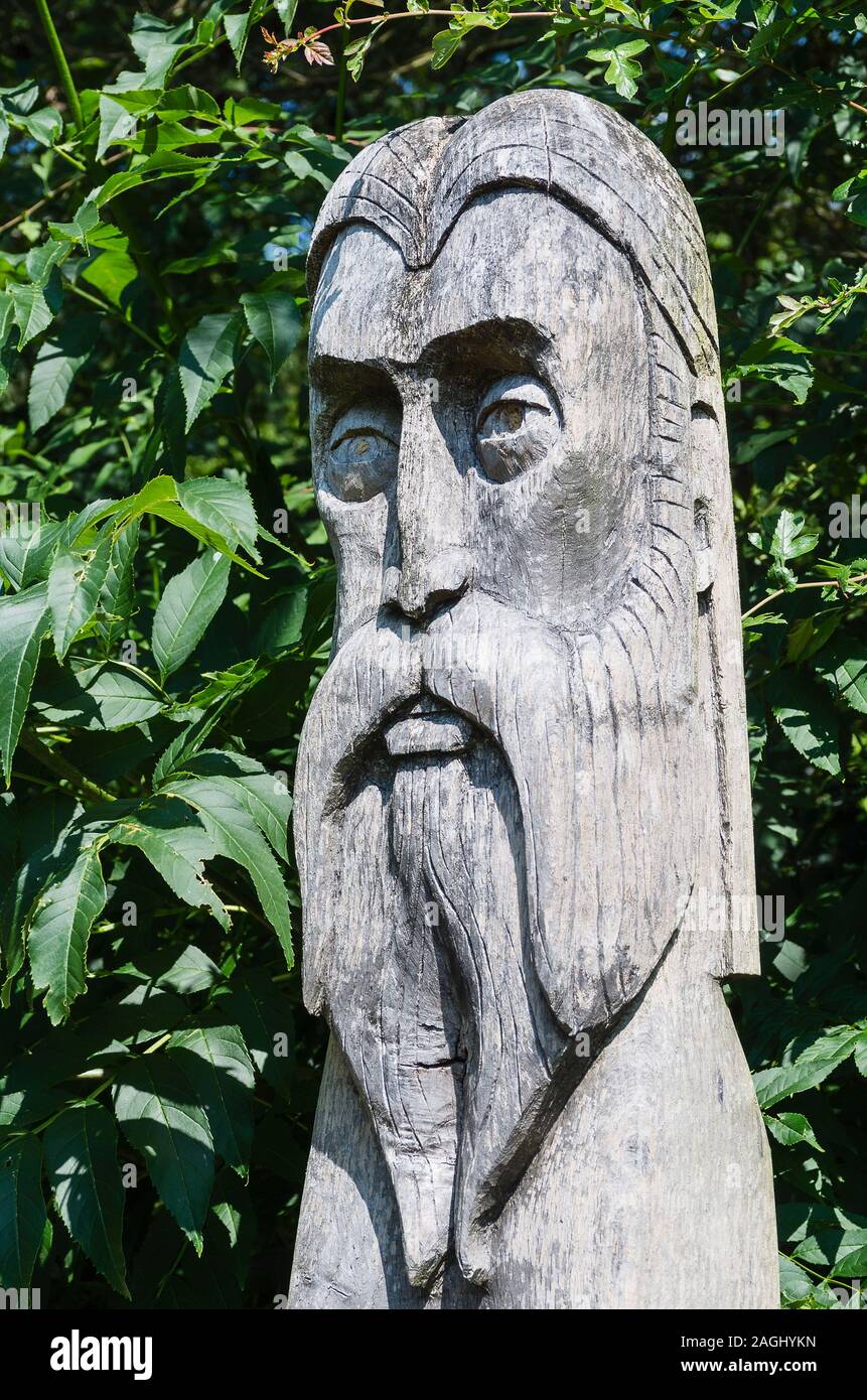 Ein verwittertes Holz- sculpturre einer männlichen Figur mit Bart in einem Englischen Garten in Bath, Großbritannien Stockfoto