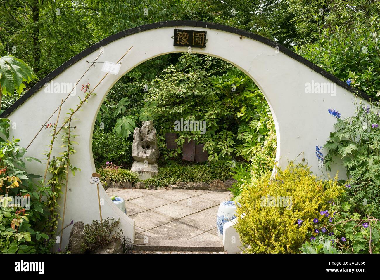 Eine Einrichtung im chinesischen Stil Mond Tor in einem Englischen Garten in Wiltshire UK Stockfoto