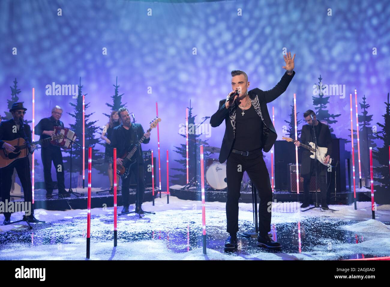 Robbie Williams, der während der Dreharbeiten für die Graham Norton Show auf BBC Television Centre, Studioworks 6 Wood Lane, London, auf BBC One am Freitag Abend gelüftet zu werden. Bild Datum: Donnerstag, 19 Dezember, 2019. Photo Credit: PA Bilder im Namen von So TV Stockfoto