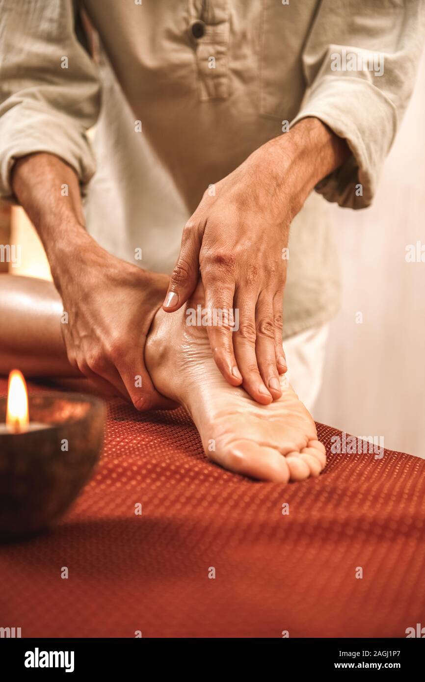 Alternative Medizin. Therapeuten Heilung Frau tun, ayurvedische Massage Akupressur zu Fuß close-up Stockfoto