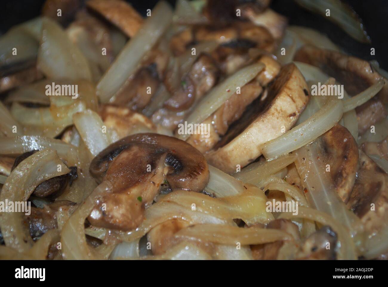 Sautieren Champignons Und Zwiebeln In Einer Pfanne Mit Ol Gewurze Und Dampf Stockfotografie Alamy