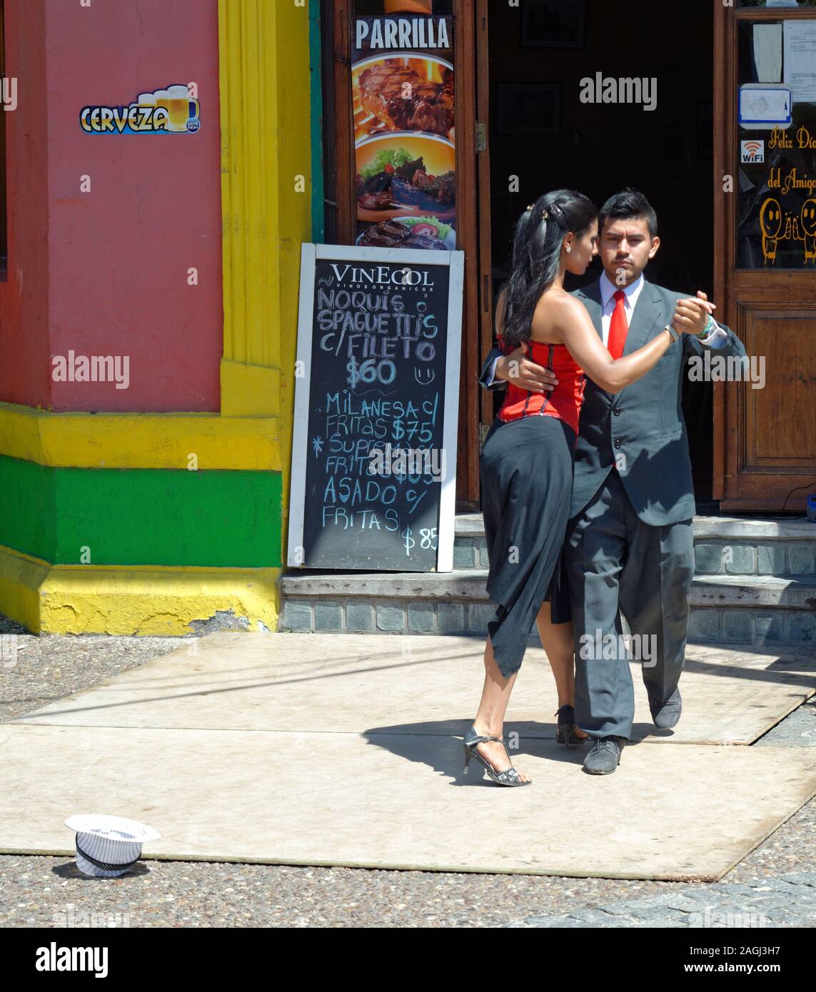 Paar Durchführen einer traditionellen Tango in den Straßen von La Caminito, Buenos Aires, Argentinien Stockfoto