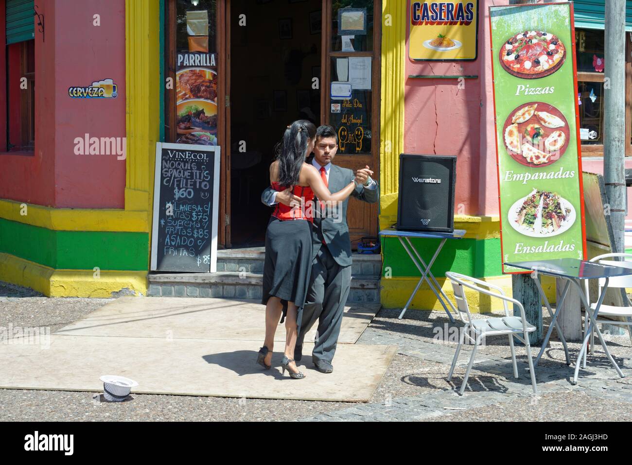 Paar Durchführen einer traditionellen Tango in den Straßen von La Caminito, Buenos Aires, Argentinien Stockfoto