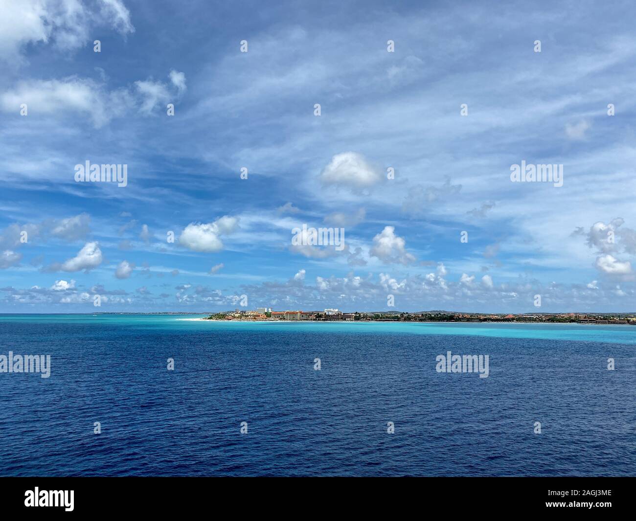 Aruba -11/2/19: Ein Blick auf die Küste von Aruba ein Schiff in den Hafen zu kommen. Stockfoto